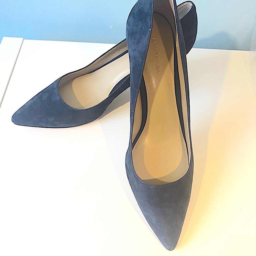 Ann Taylor Eryn Suede Pump, Size 9